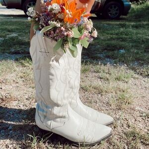 White cowgirl boots size women’s 7-8. Like new and very good condition.